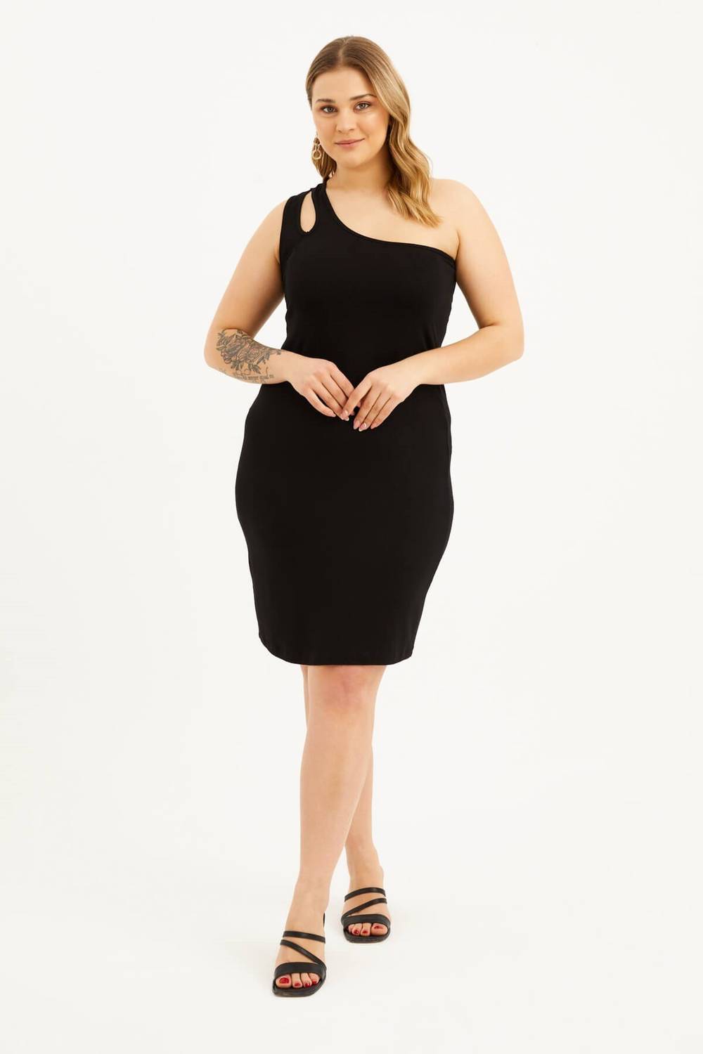 فستان بكتف واحد مزين بنافذة