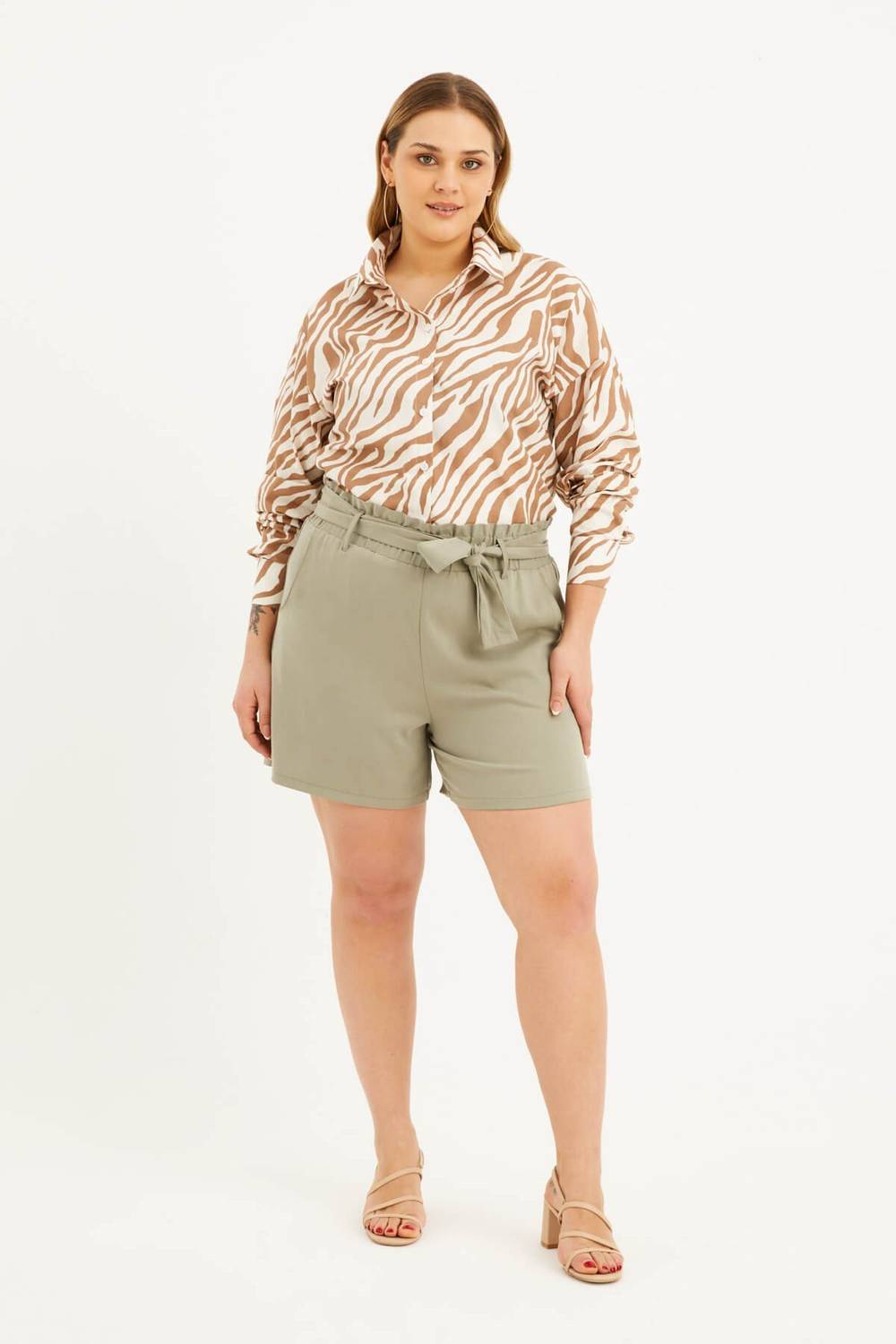 شورت بخصر مطاطي وحزام