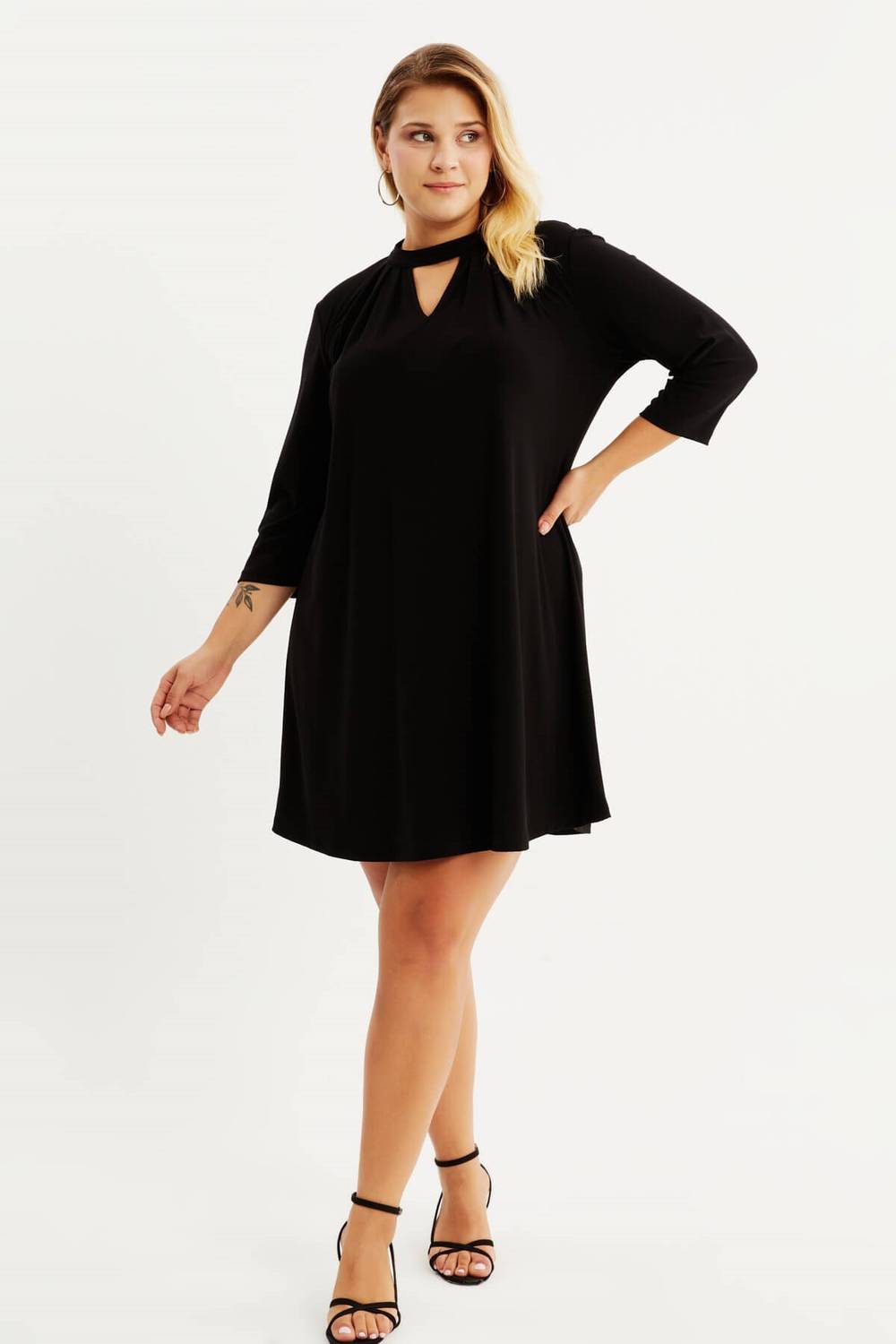 فستان محبوك بياقة مفصلة