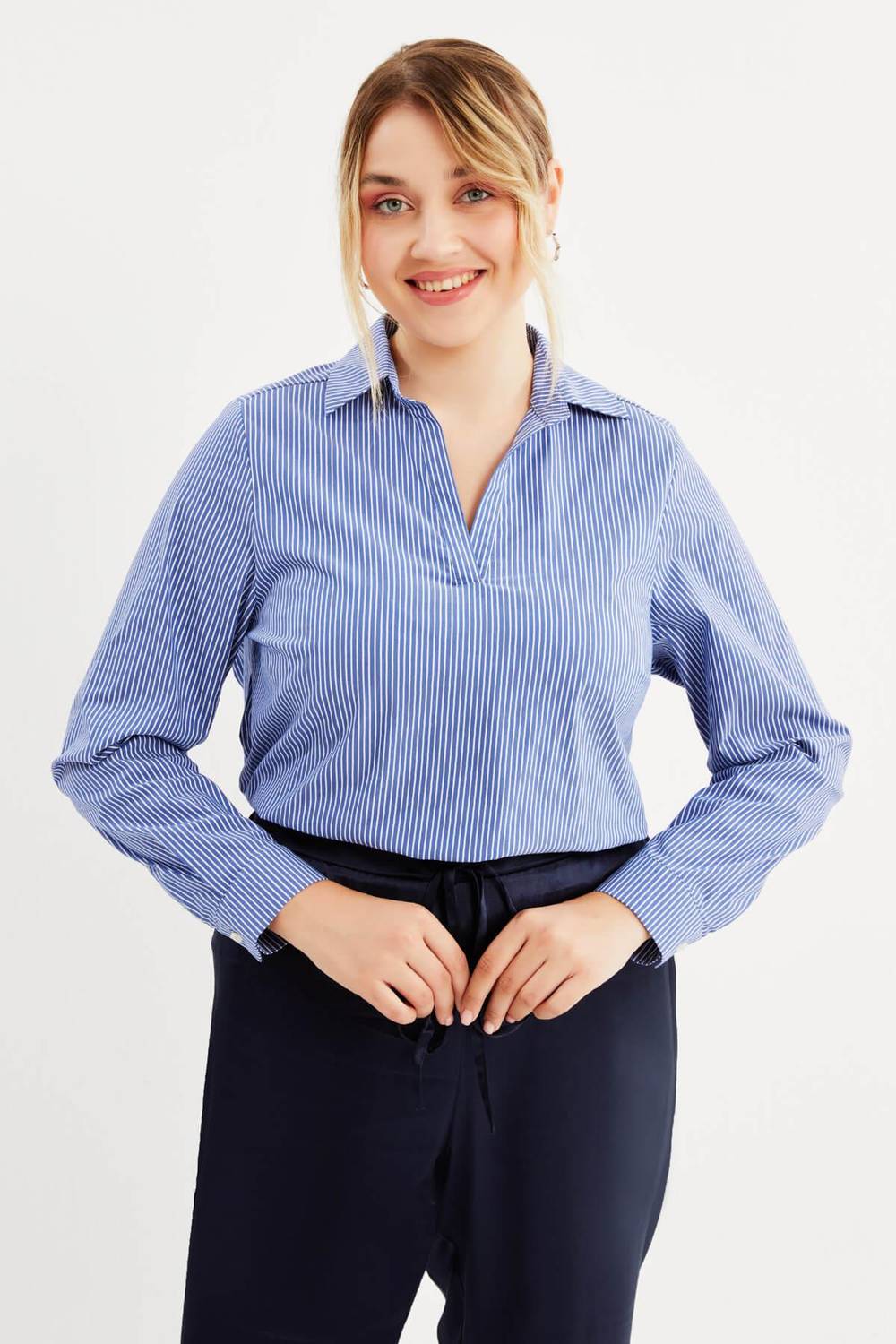 V Yaka Çizgili Gömlek 