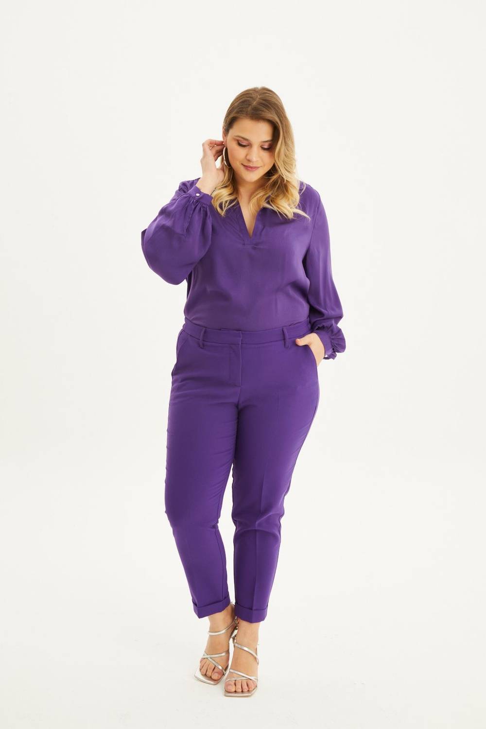 بنطلون كلاسيكي بقصة ضيقة وجيب