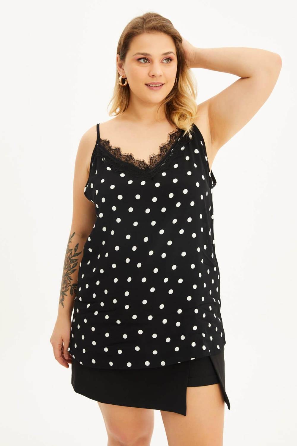 بلوزة بولكا منقط بحزام من الدانتيل