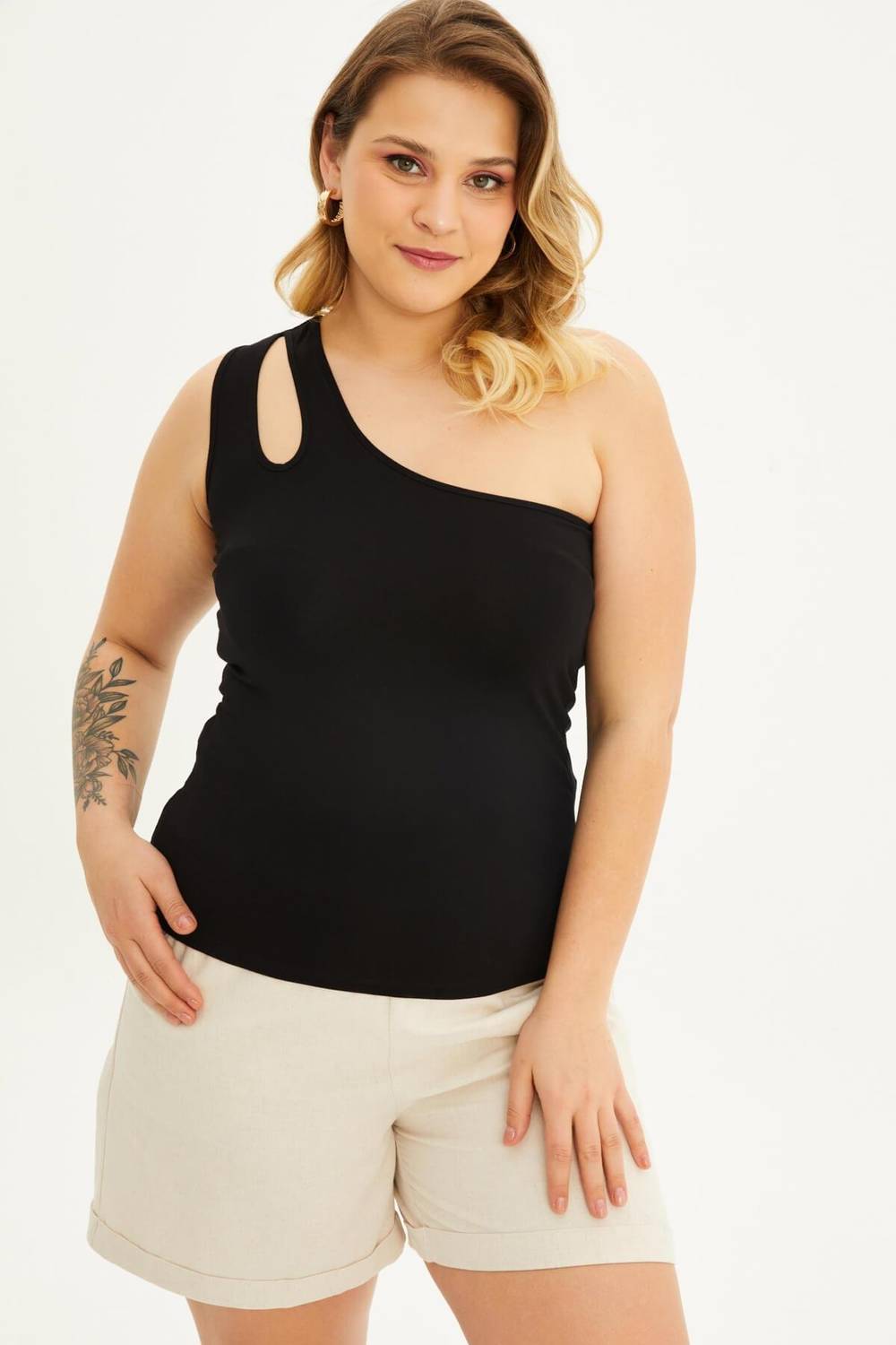 Топ с одним плечом и открытыми деталями, большой размер, черный, модель в фит-стиле, 96% вискозы, 4% эластана