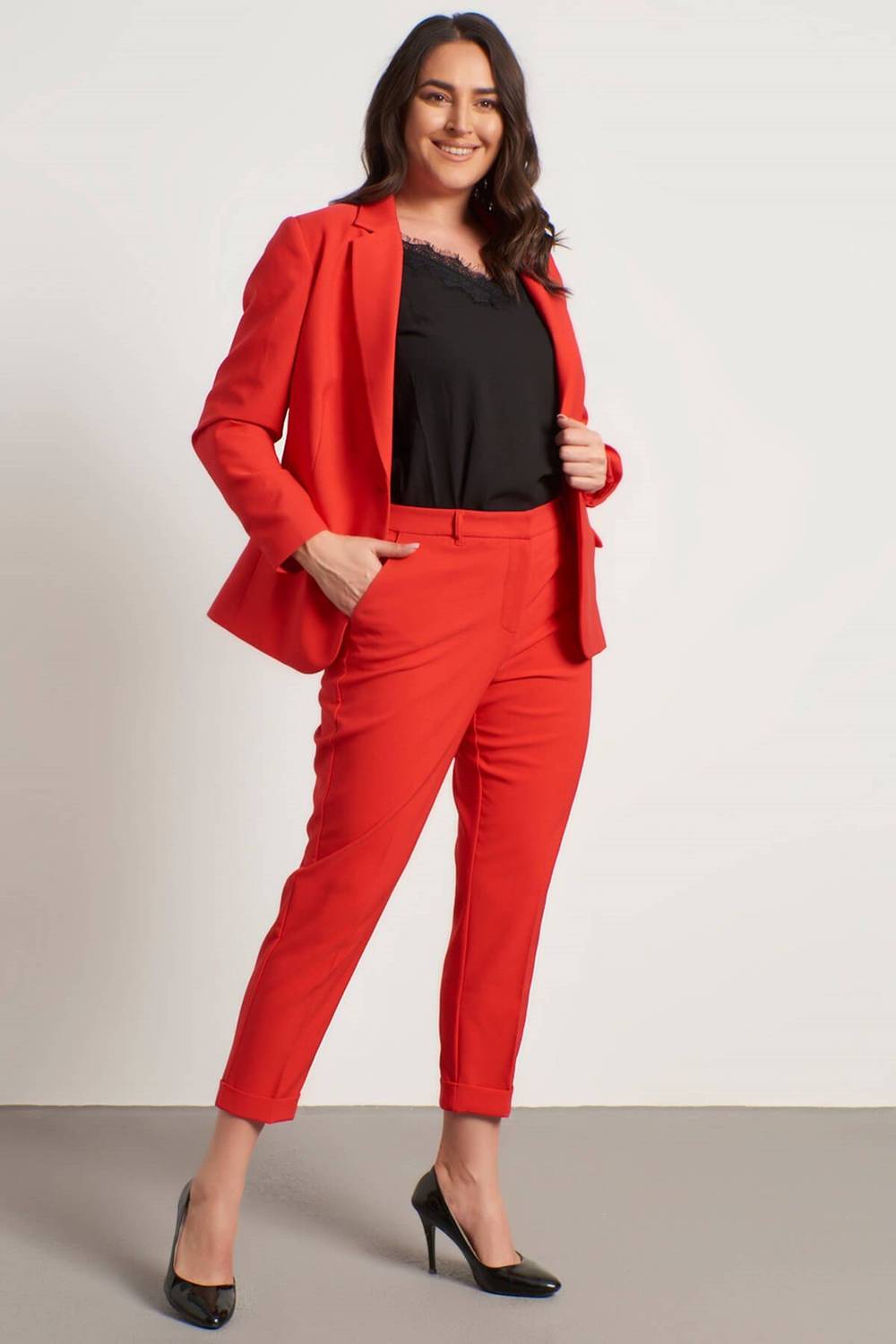 بنطلون كلاسيكي بقصة ضيقة وجيب