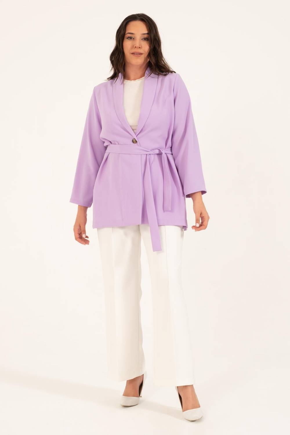 سترة عادية مع تفاصيل الحزام