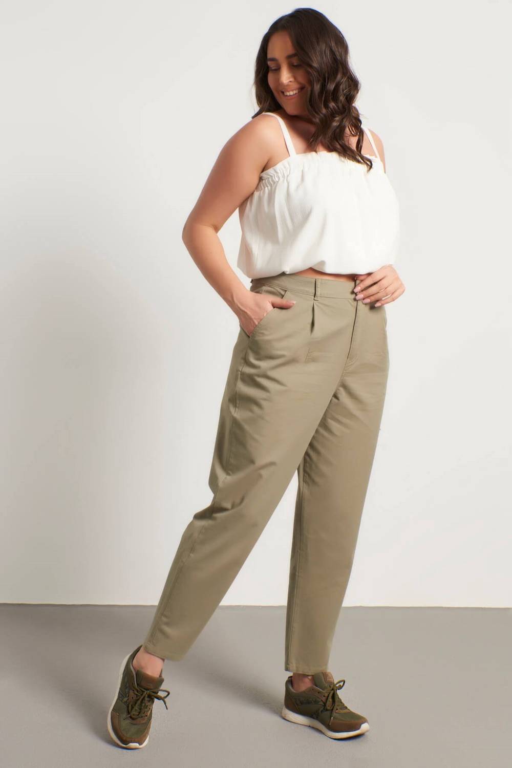 مطوي السراويل مترهل