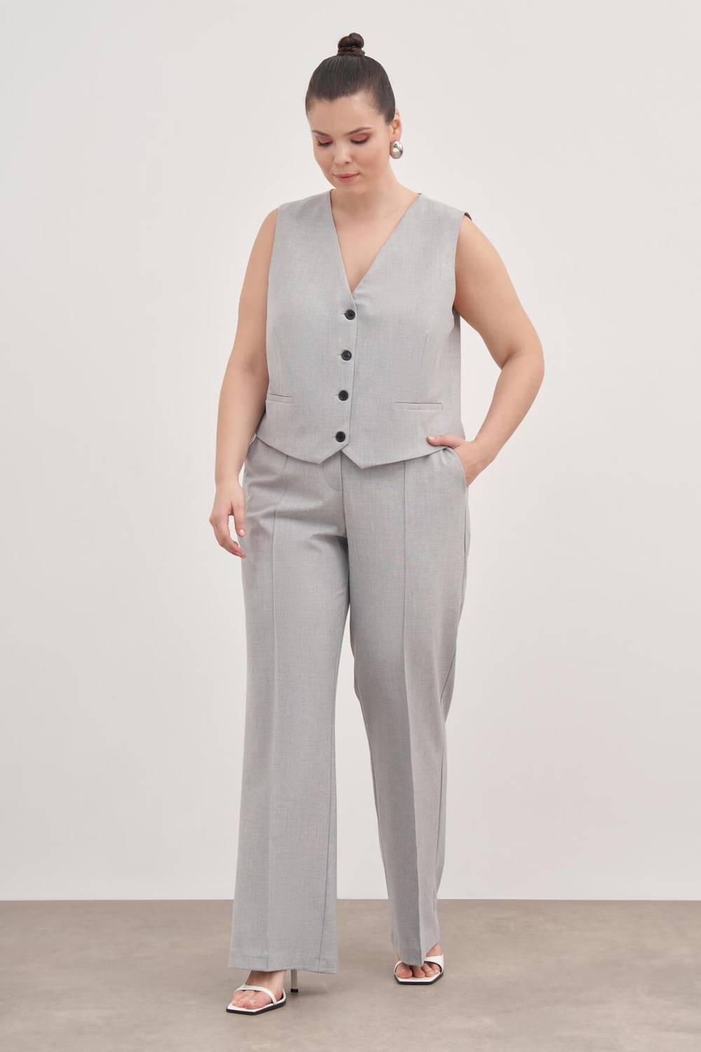 Классические брюки прямого кроя для полных в сером цвете, удобные, с широкими штанинами и карманами, состав: 34% полиэстер, 34% вискоза.