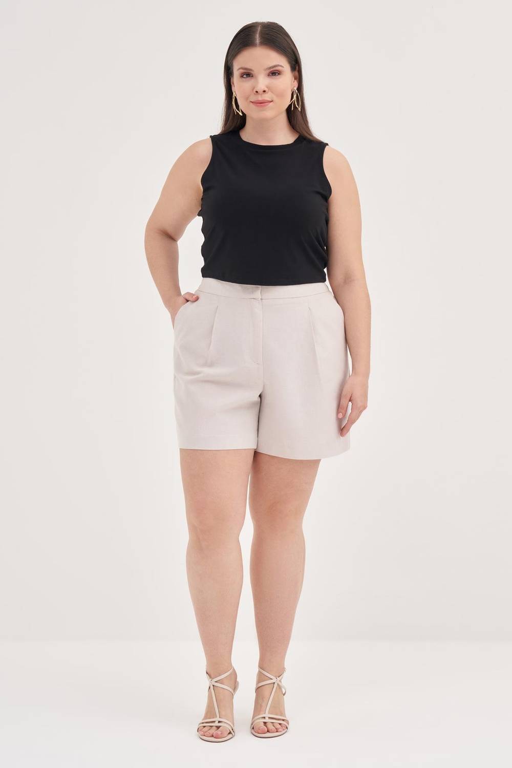 شورت قطن مريح للنساء بأحجام كبيرة مع حزام مطاطي ولون بيج، مثالي للموضة العصرية