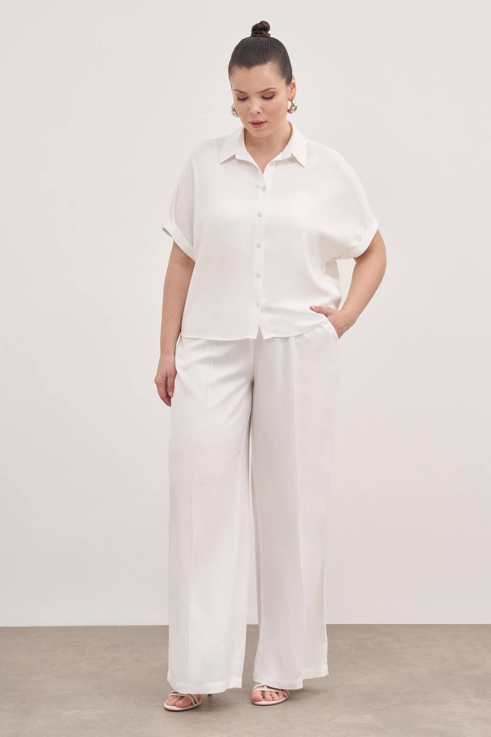 بنطلون بالازو بجوانب مطاطية وبجيوب لمقاسات كبيرة بلون أبيض