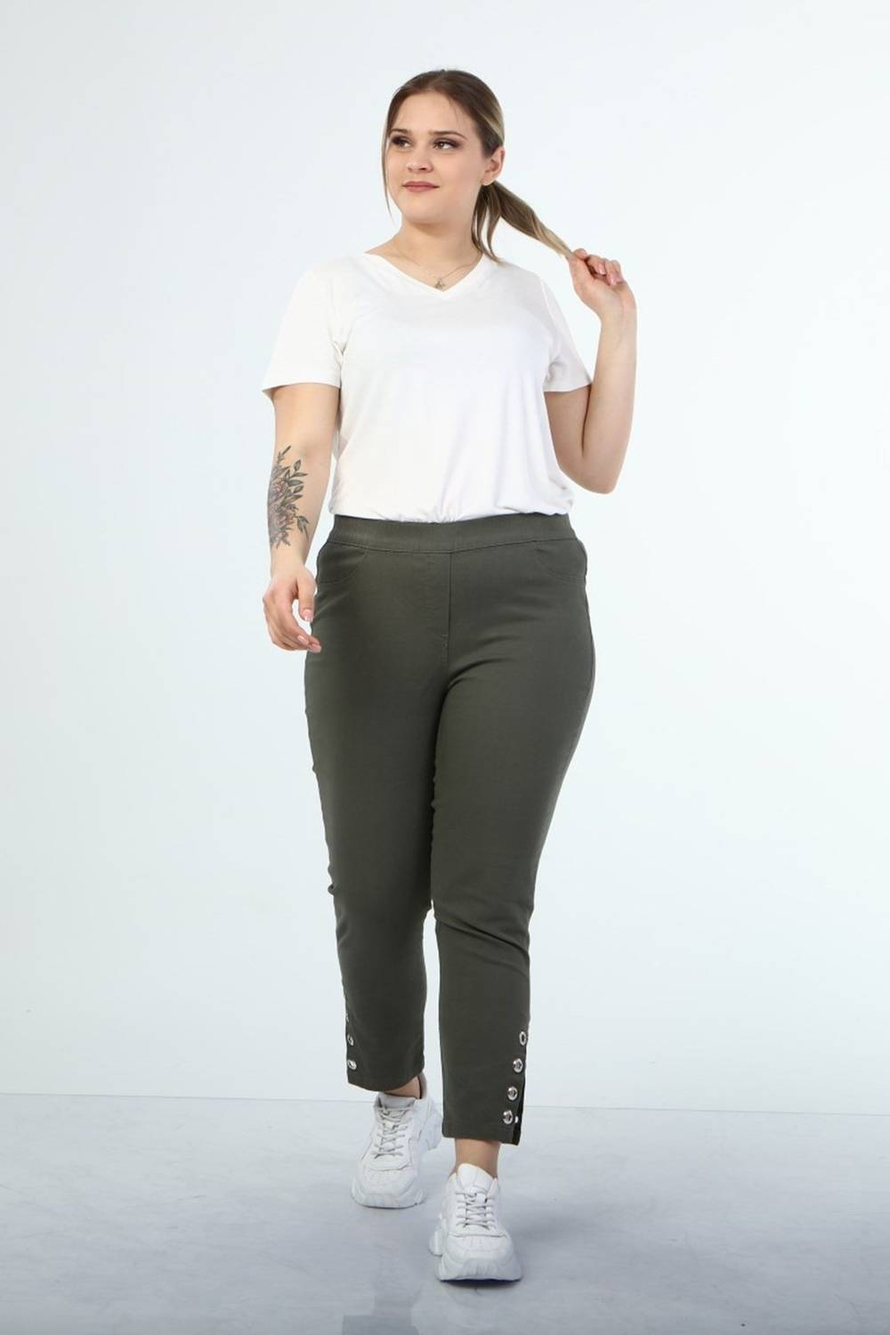 Брюки с резинкой на поясе и деталями "птичий глаз", большие размеры, цвет хаки, удобная модель, средняя толщина, 97% хлопок, 3% эластан