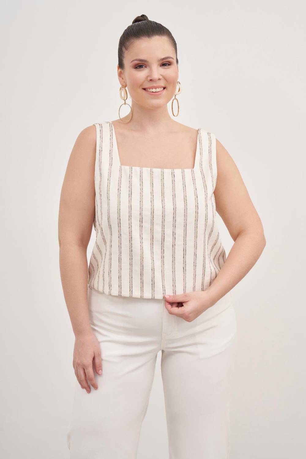 بلوزة ذات ياقة مربعة مزينة بقماش لوركس، بأحجام كبيرة بتصميم مريح وألوان كريمة