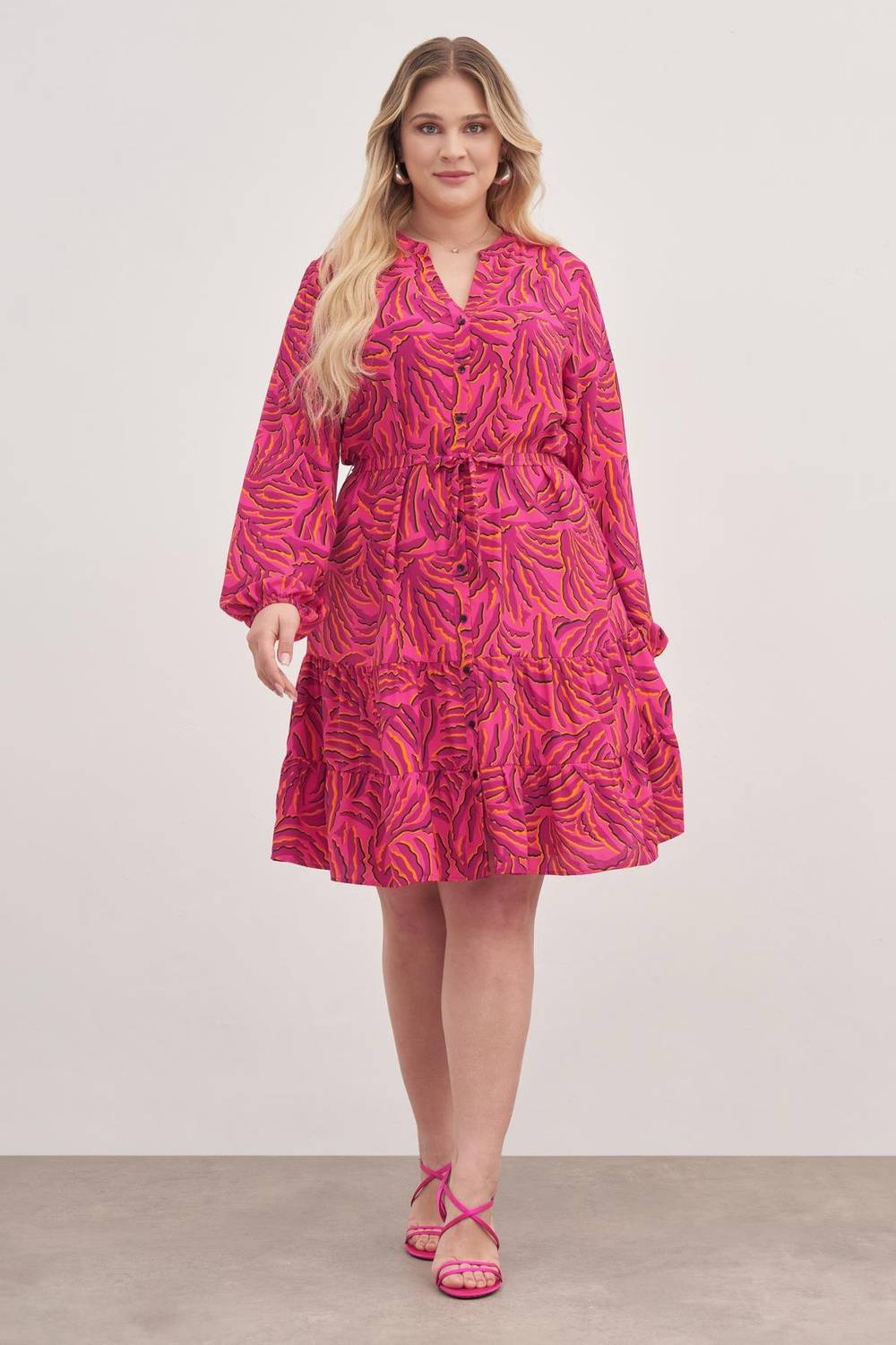 Сукня з V-подібним вирізом і поясом, з гудзиками спереду, великий розмір, легка, коротка довжина, 100% поліестер, кольорова варіація - рожевий