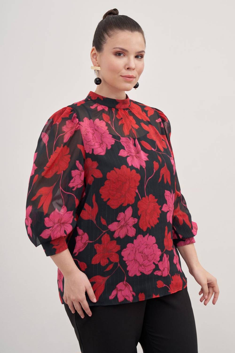 Шифоновая блузка с рюшами, размеры 40-54, черная, свободный силуэт, длинные рукава, цветочный узор, легкая, 99% полиэстер, 1% люрекс
