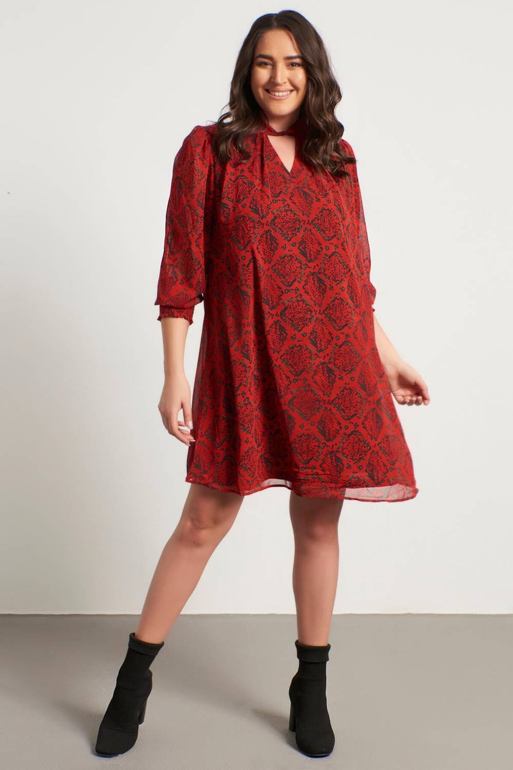 فستان شيفون مزين بياقة