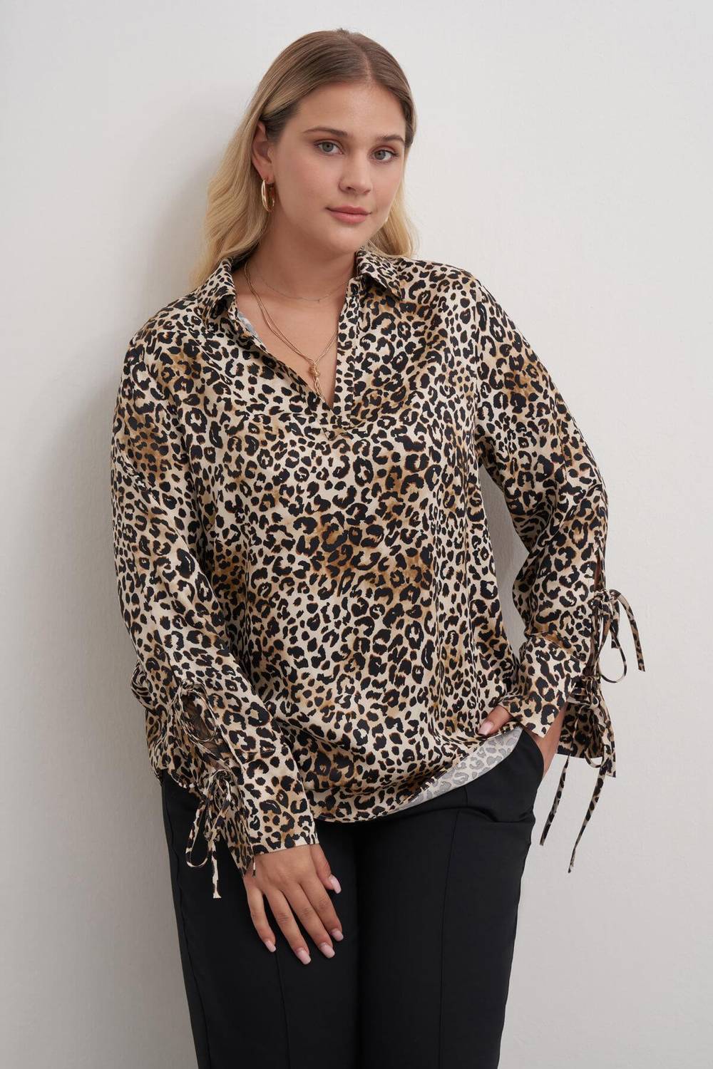 Блузка з леопардовим малюнком та деталями на зав'язках, великий розмір, коричнева, доступні розміри 40-54