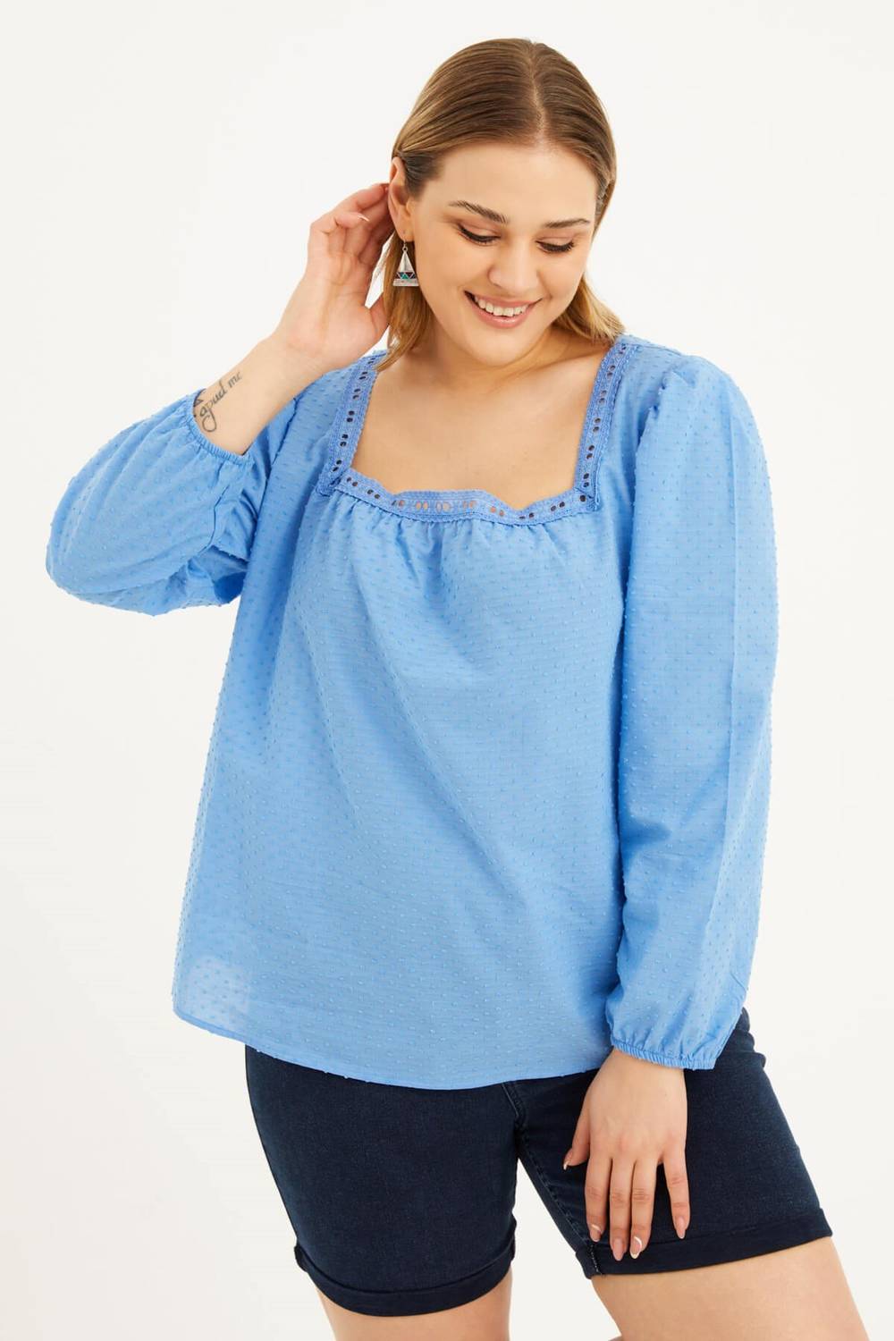 Блуза з квадратним вирізом та вишивкою розміри 40-52, колір: синій, 100% бавовна, комфортний крій, довгий рукав, довжина 65 см