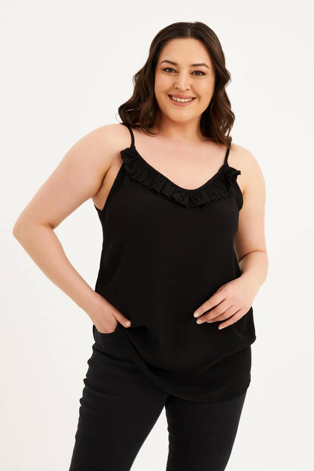 بلوزة بتفاصيل كشكش مع حزام حبل