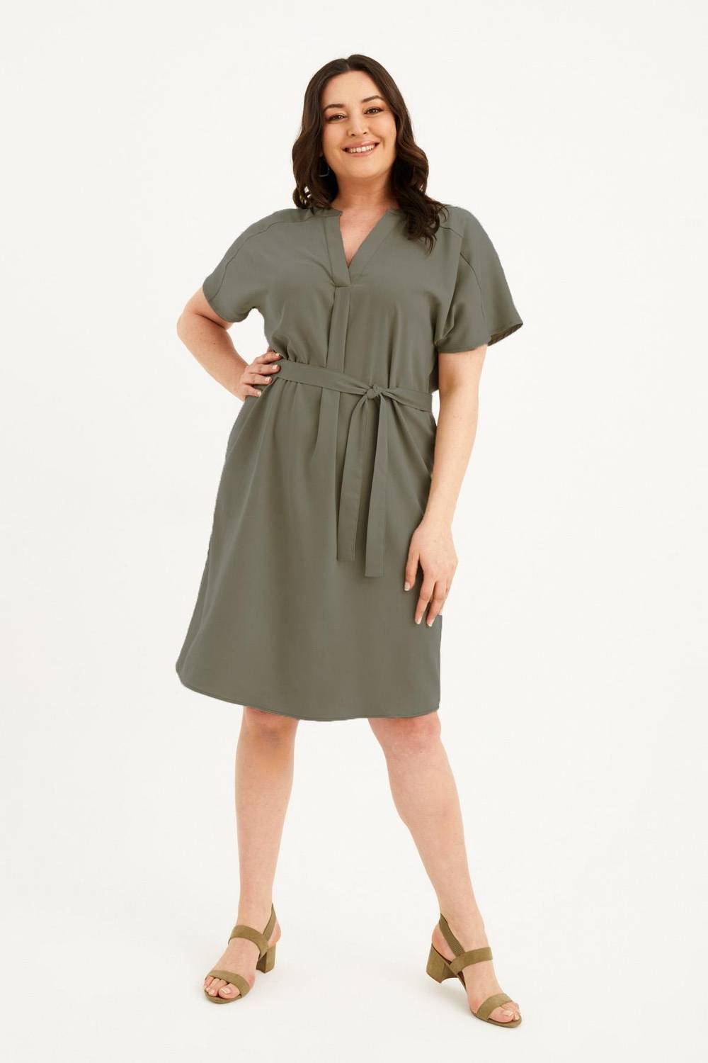 Сукня з V-подібним вирізом з поясом для великих розмірів, комфортний крій, легка тканина, 100% віскоза, доступна в кольорі хаки
