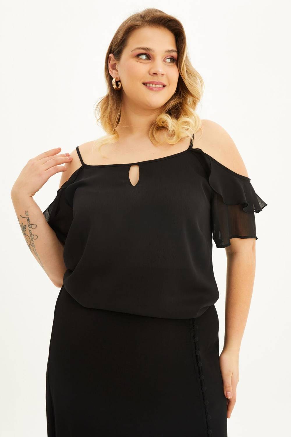 بلوزة مكشكشة مع نافذة على الأكمام