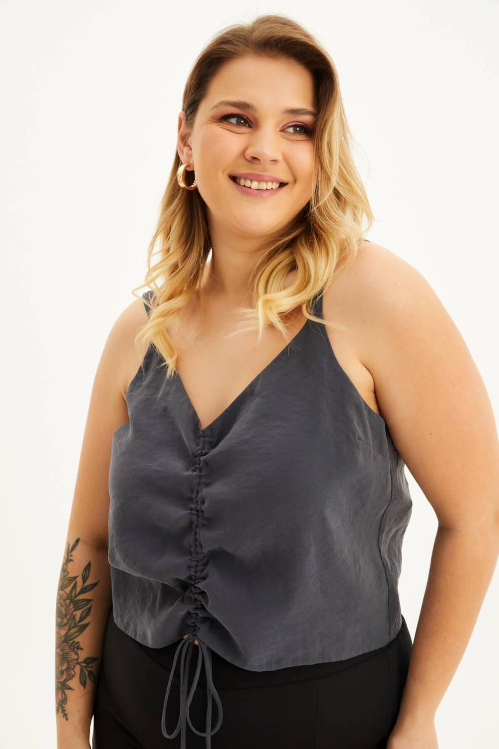 Топ с подтяжками и сборками спереди, размеры 40-52, антрацитовый цвет, удобный V-образный вырез, легкая ДНК из 82% модала и 18% полиэстера