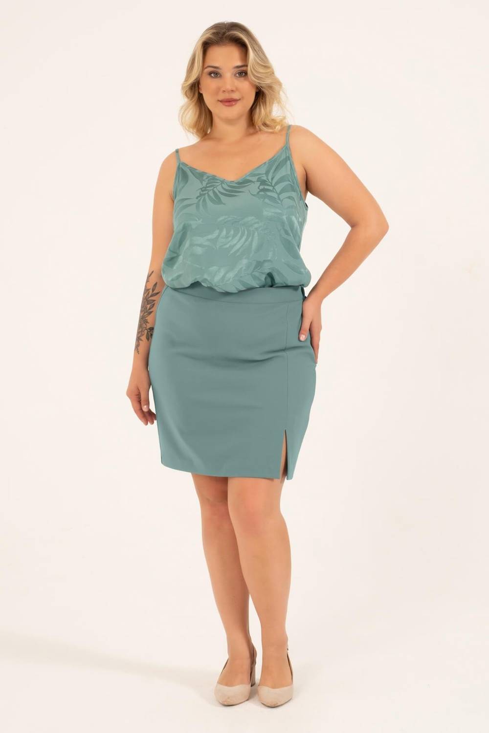 Arka Beli Lastikli Yırtmaçlı Mini Etek