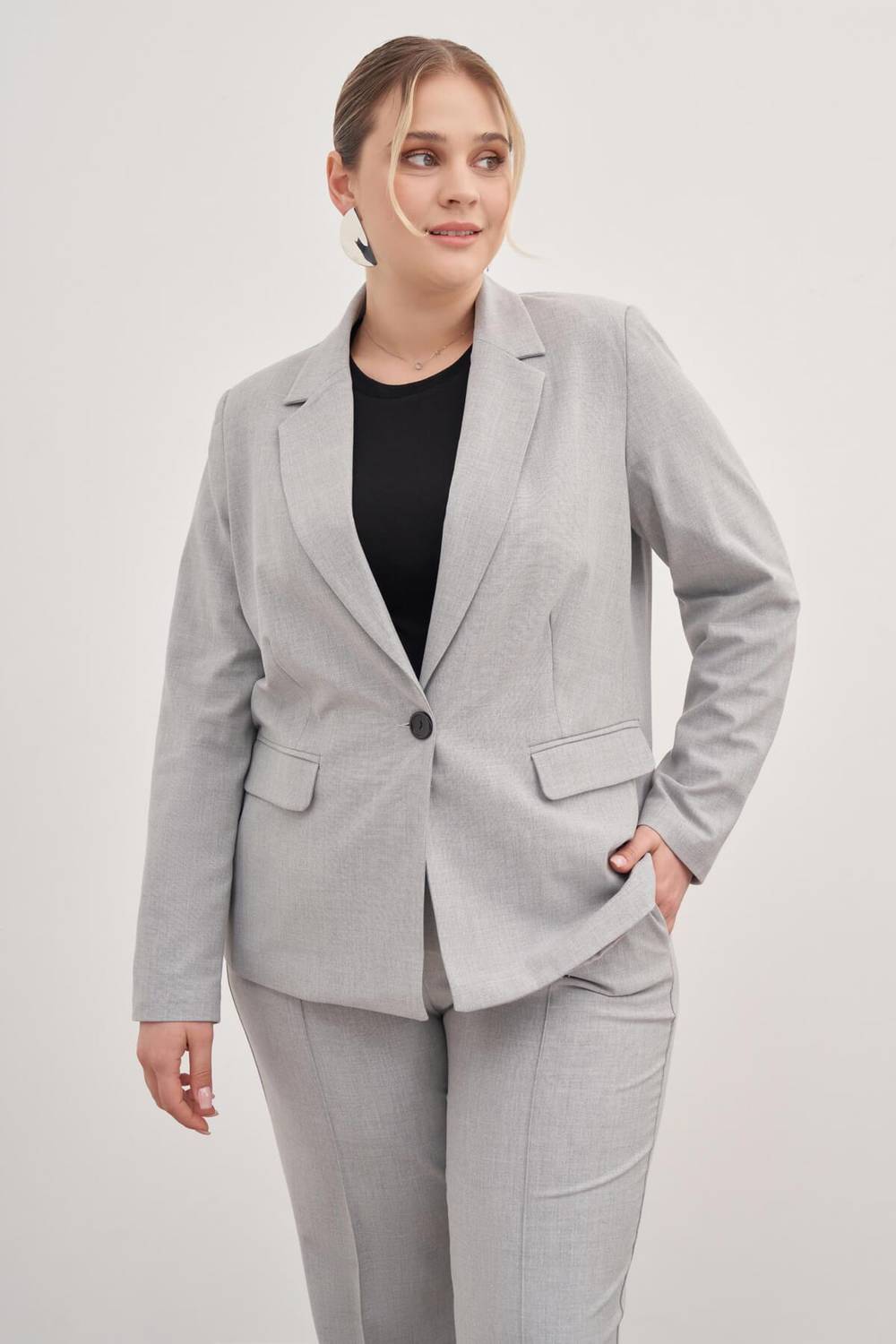 بلوفر مصمم مزود بلون رمادي مع بطانة وذو زر واحد подходит للمؤية العصرية ومريح جداً