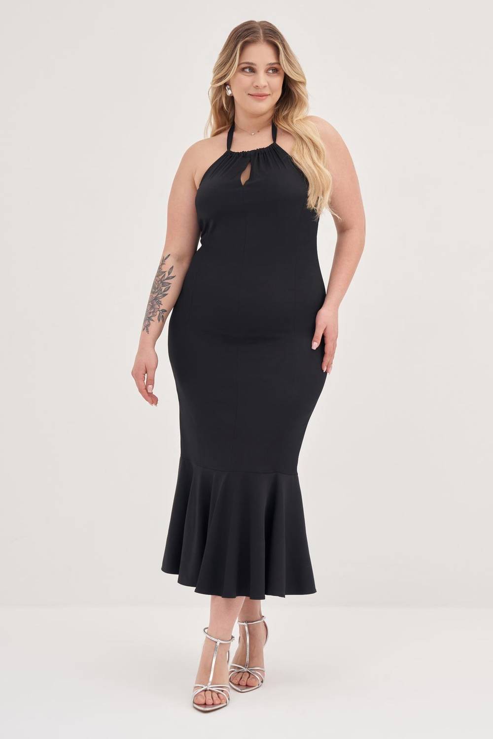 Сукня з квітковими аксесуарами, з глибоким декольте, без рукавів, великих розмірів, комфортна тканина, чорна, розмір 44-54