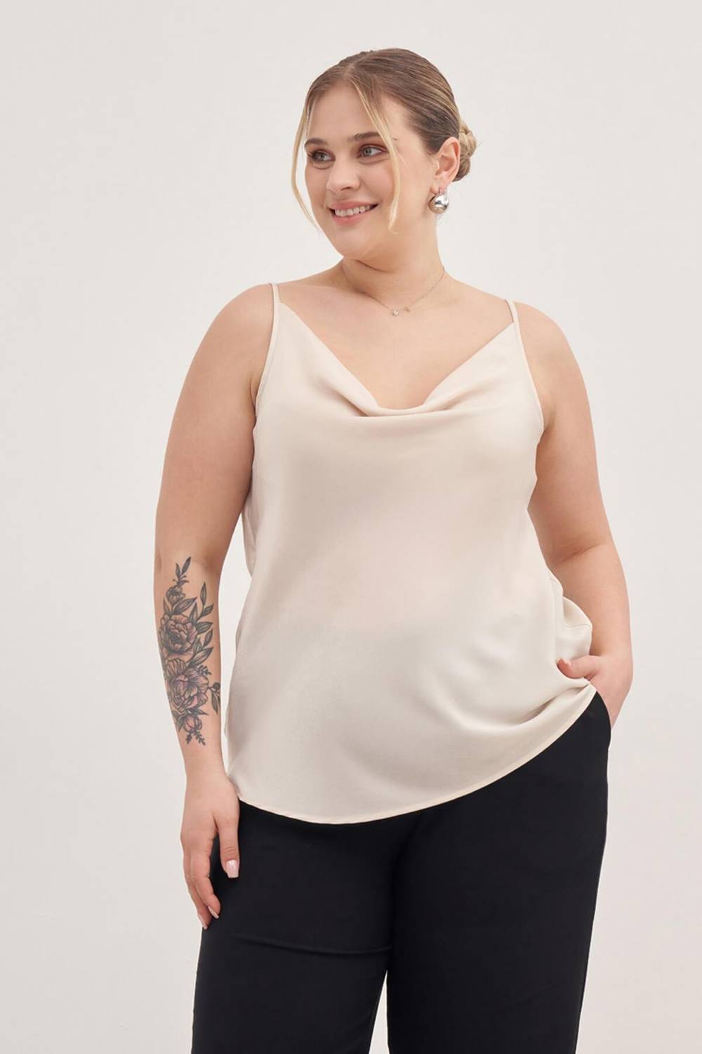 Блузка с вырезом дегаже и шнурками из сатина, большой размер, 100% полиэстер, цвет: крем, длина 70 см, свободный фасон