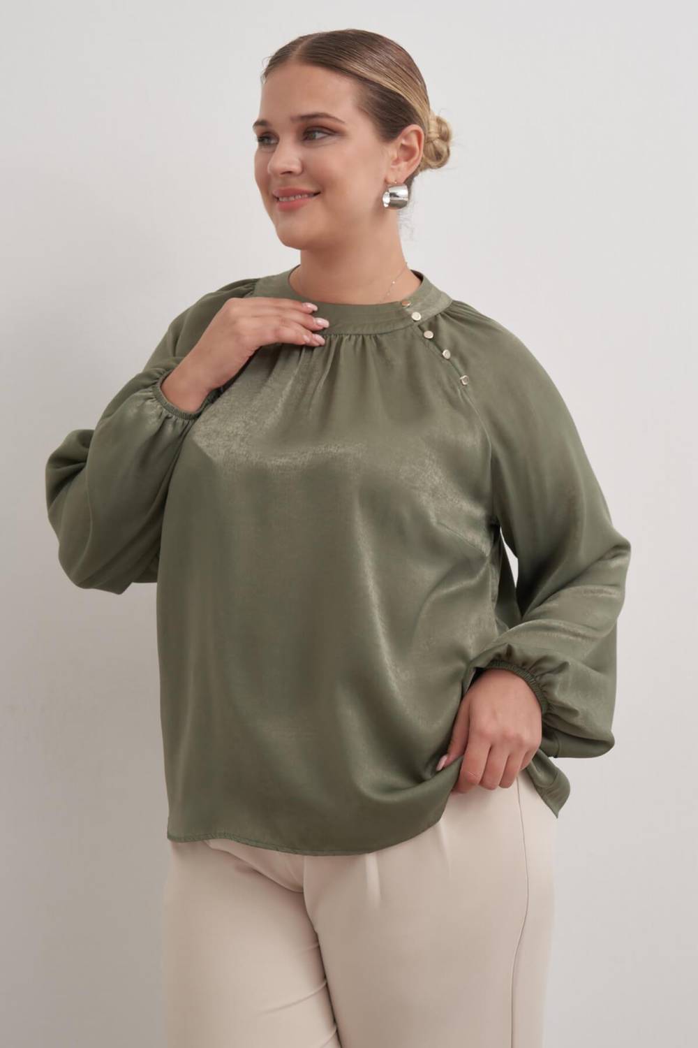 Düğme Detaylı Saten Bluz