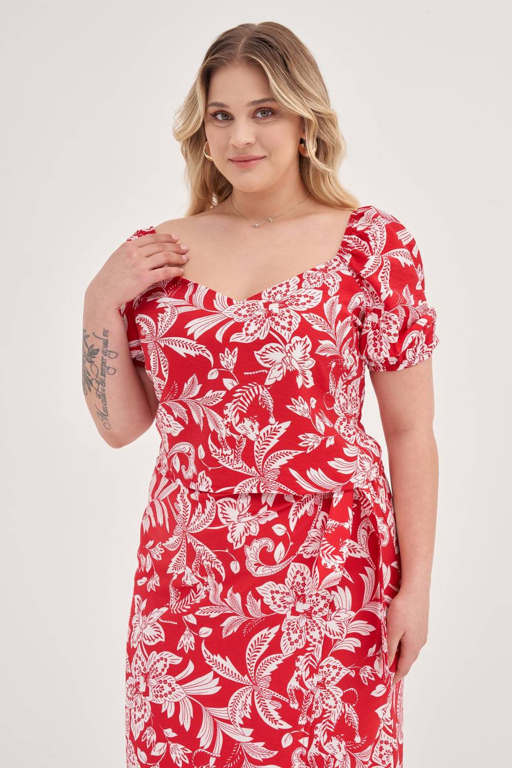 Блуза великого розміру з гіпюром та балонними рукавами, квітковий принт, легка, 84% віскоза, доступна в червоному кольорі, розміри 40-54