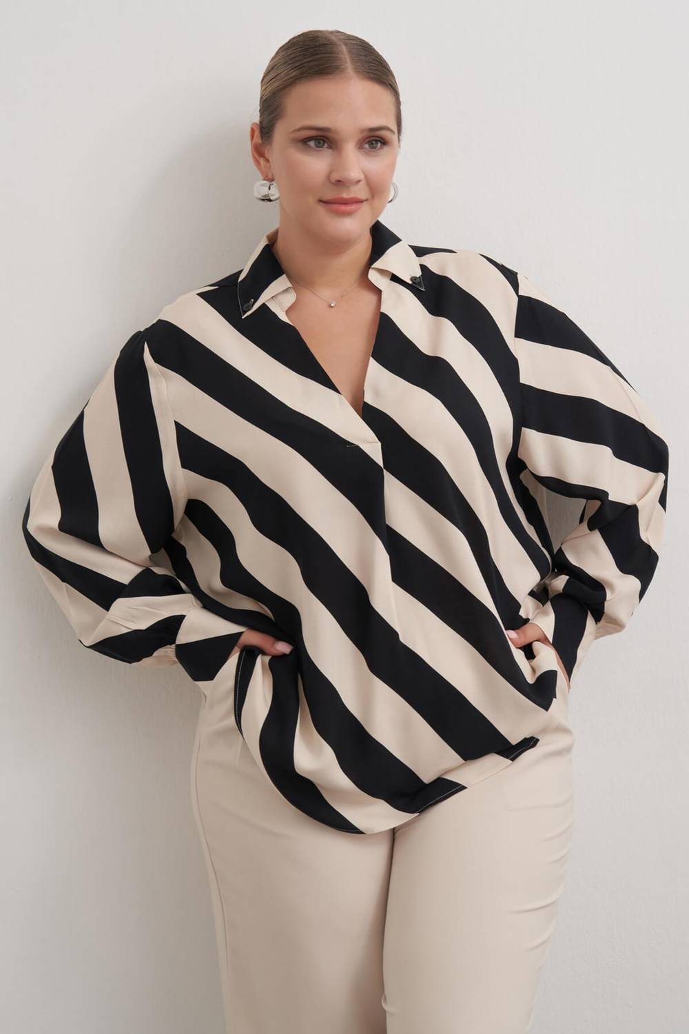 بلوزة مخططة كبيرة الحجم بألوان سوداء متعددة المقاسات من 40 إلى 54