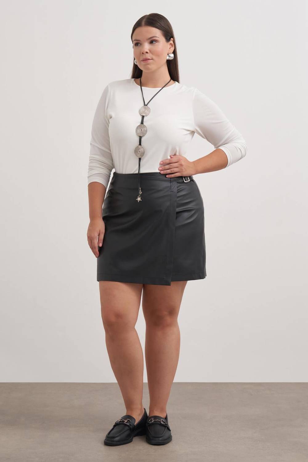 Kemer Toka Detaylı Deri Şort Etek