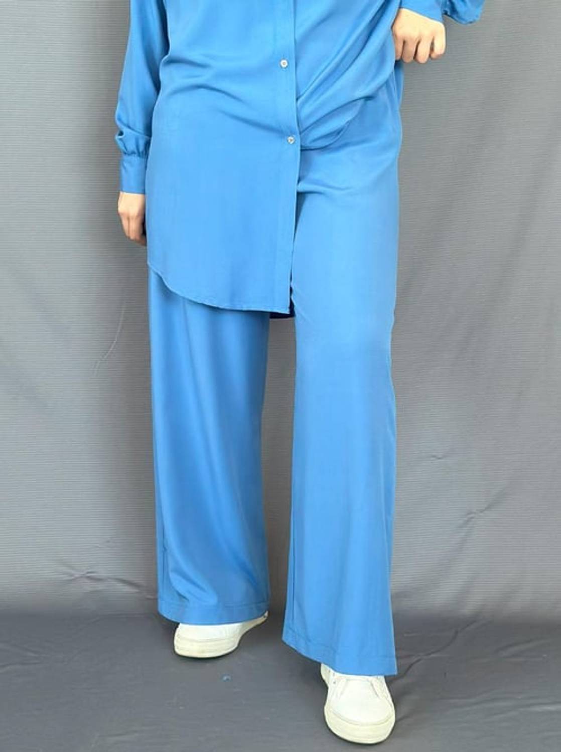 بنطال واسع من قطن فيسكون باللون الأزرق بأحجام متعددة (48/50/52) مثالي للراحة والأناقة