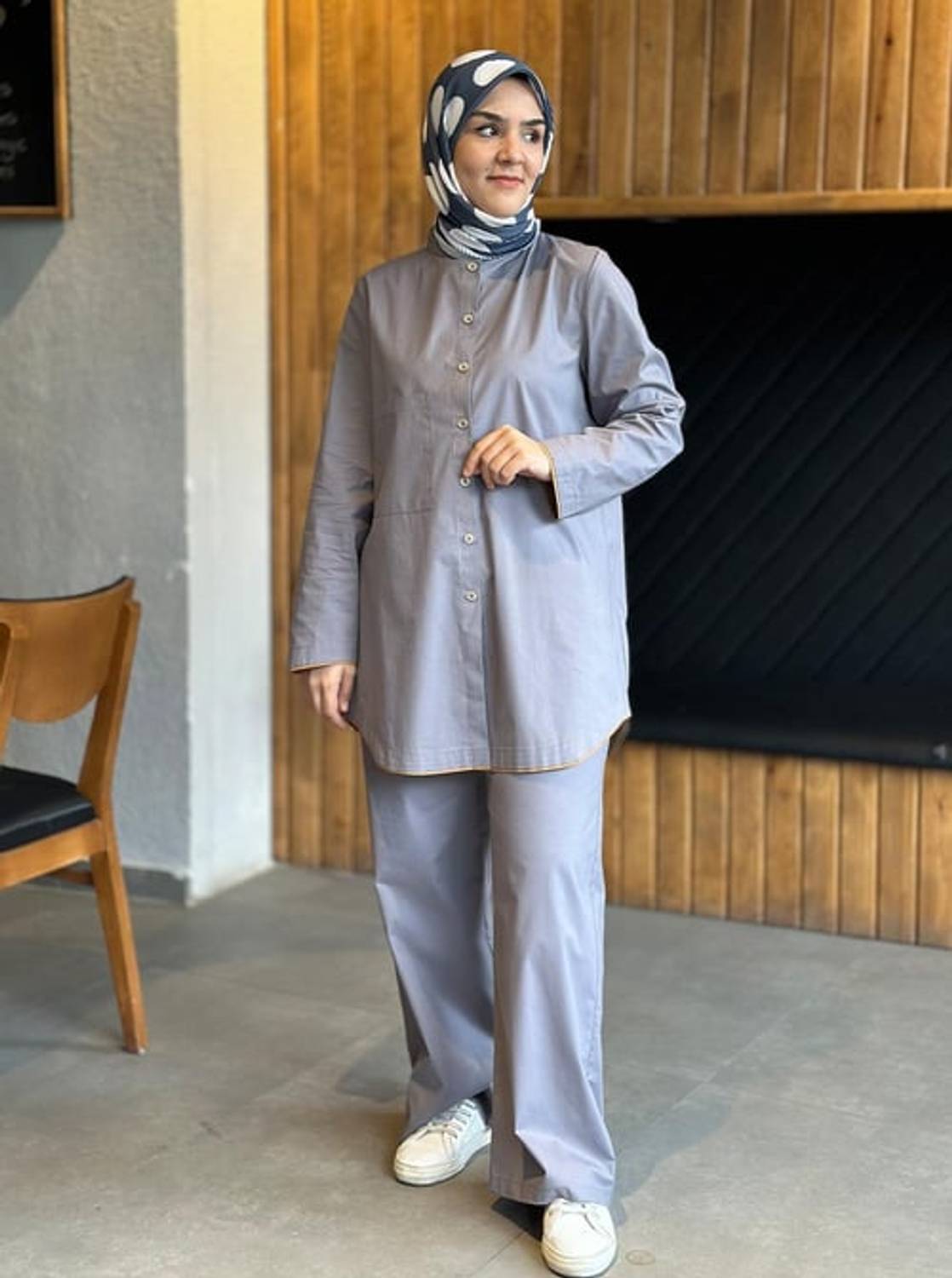 قميص بوبلين رمادي بتصميم عصري متوفر بأحجام متعددة (36/38/40) و(48/50/52) مناسب لكافة الأذواق