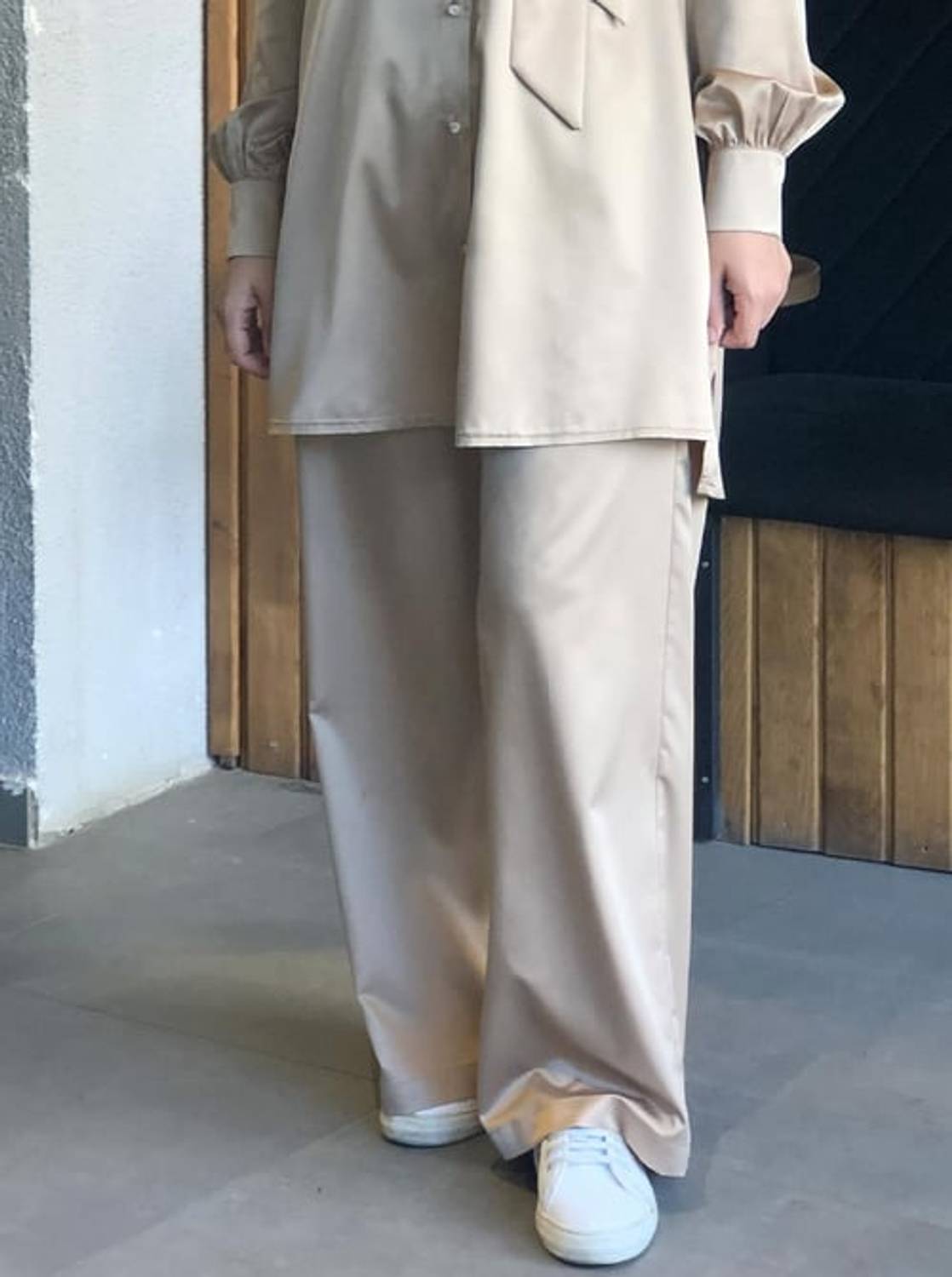 بنطال ساتان بلون الزيتي، خيارات مقاسات متعددة تناسب جميع الأذواق، قماش ناعم ومريح للارتداء اليومي