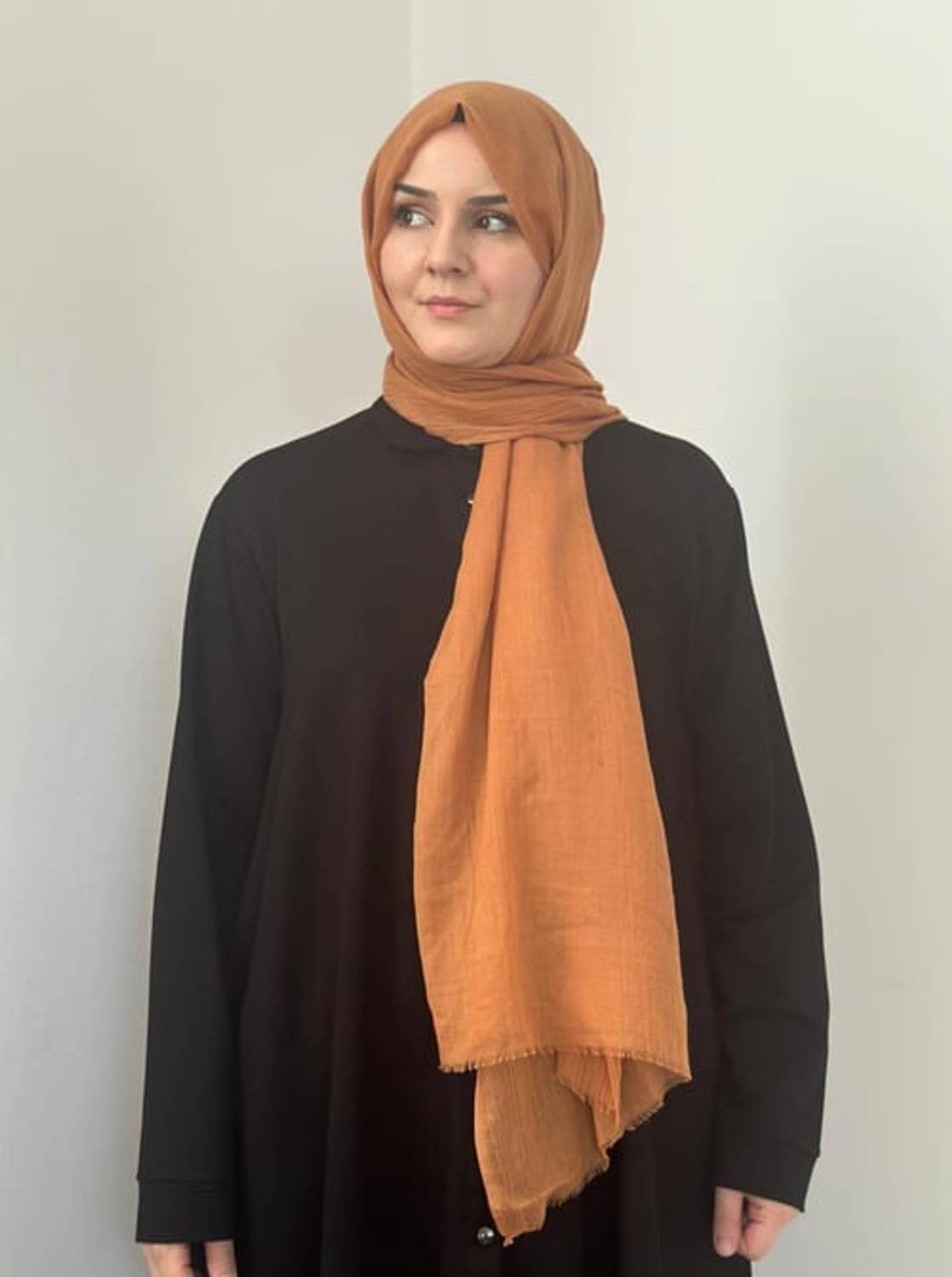 شال قطني بلون قرفة خفيف، لا يحتاج للتجفيف، يمكن غسله في الغسالة بأمان، الأبعاد 193سم × 90سم