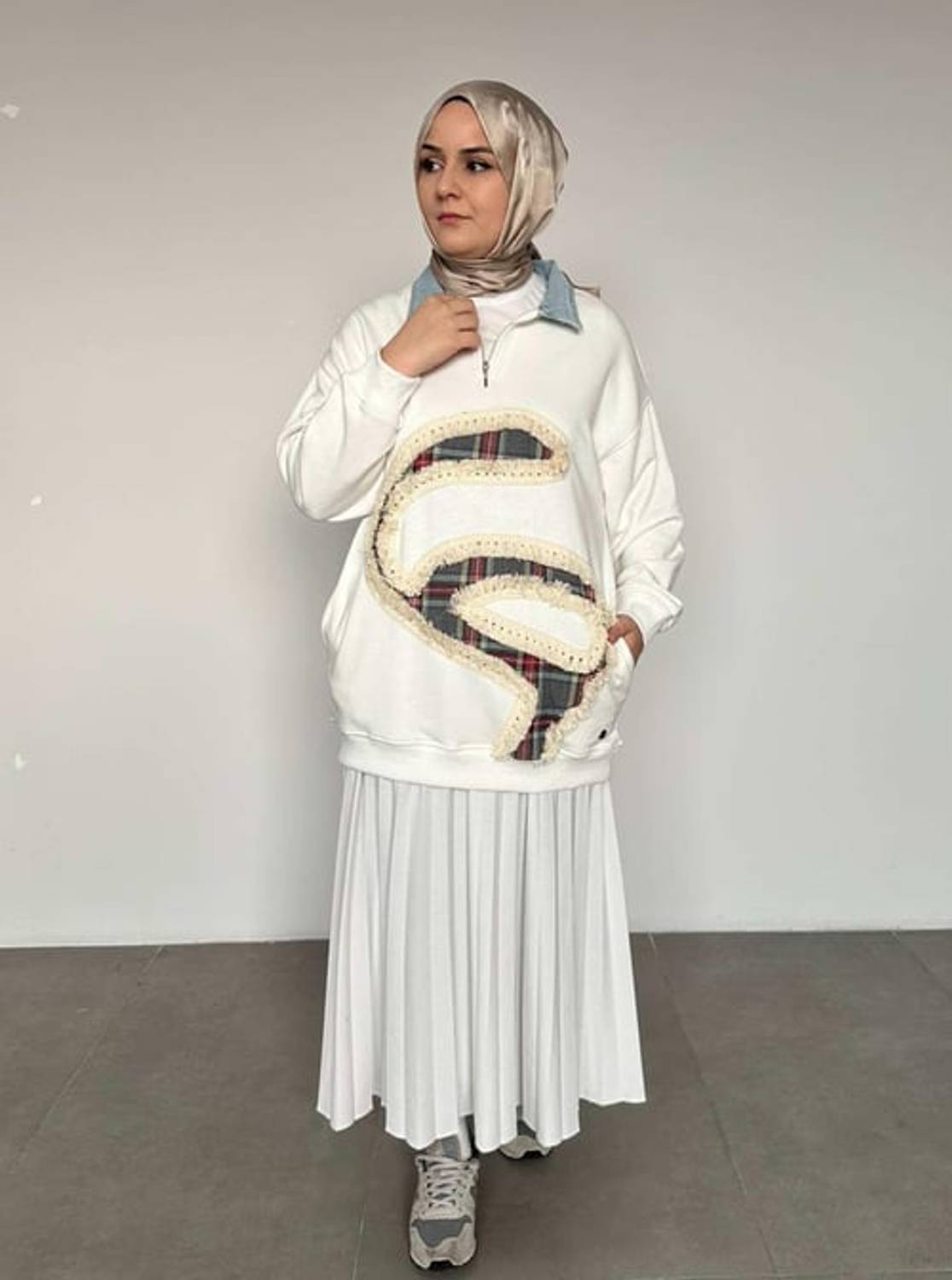 Светшот з еконоуральним візерунком, білий, доступний в розмірах 36-52