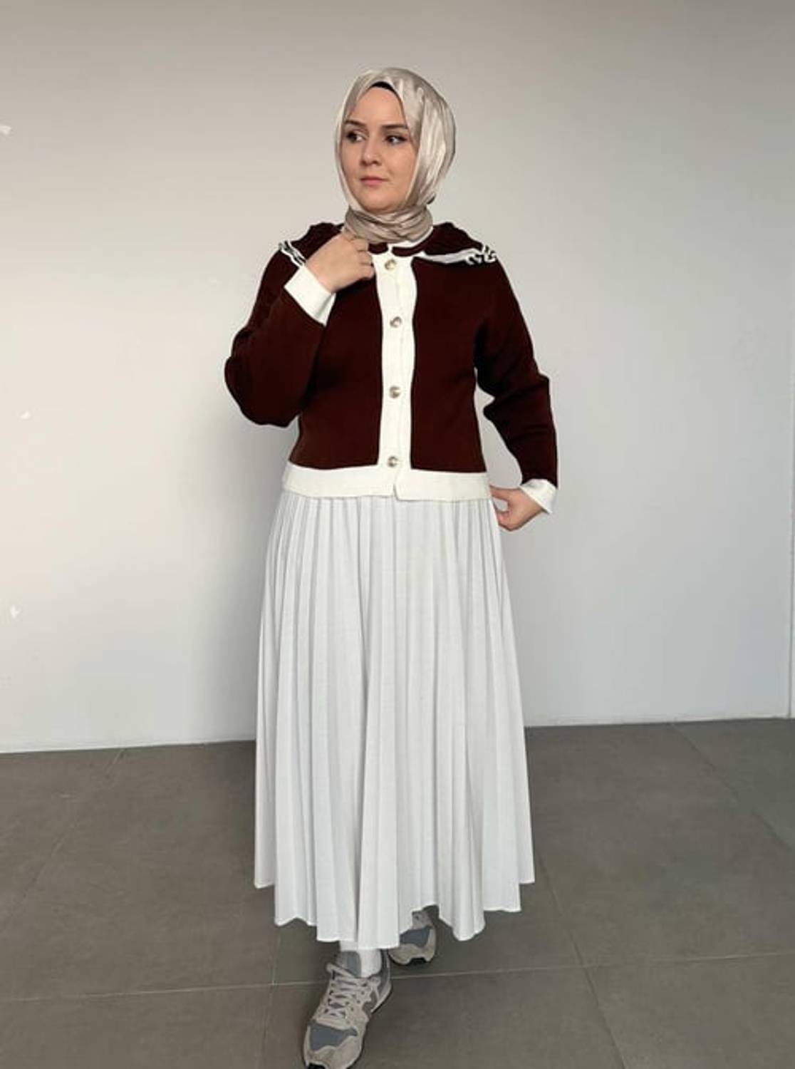 سترة قصيرة بتفاصيل ياقه بلون بني فاتح حجم: قياسي