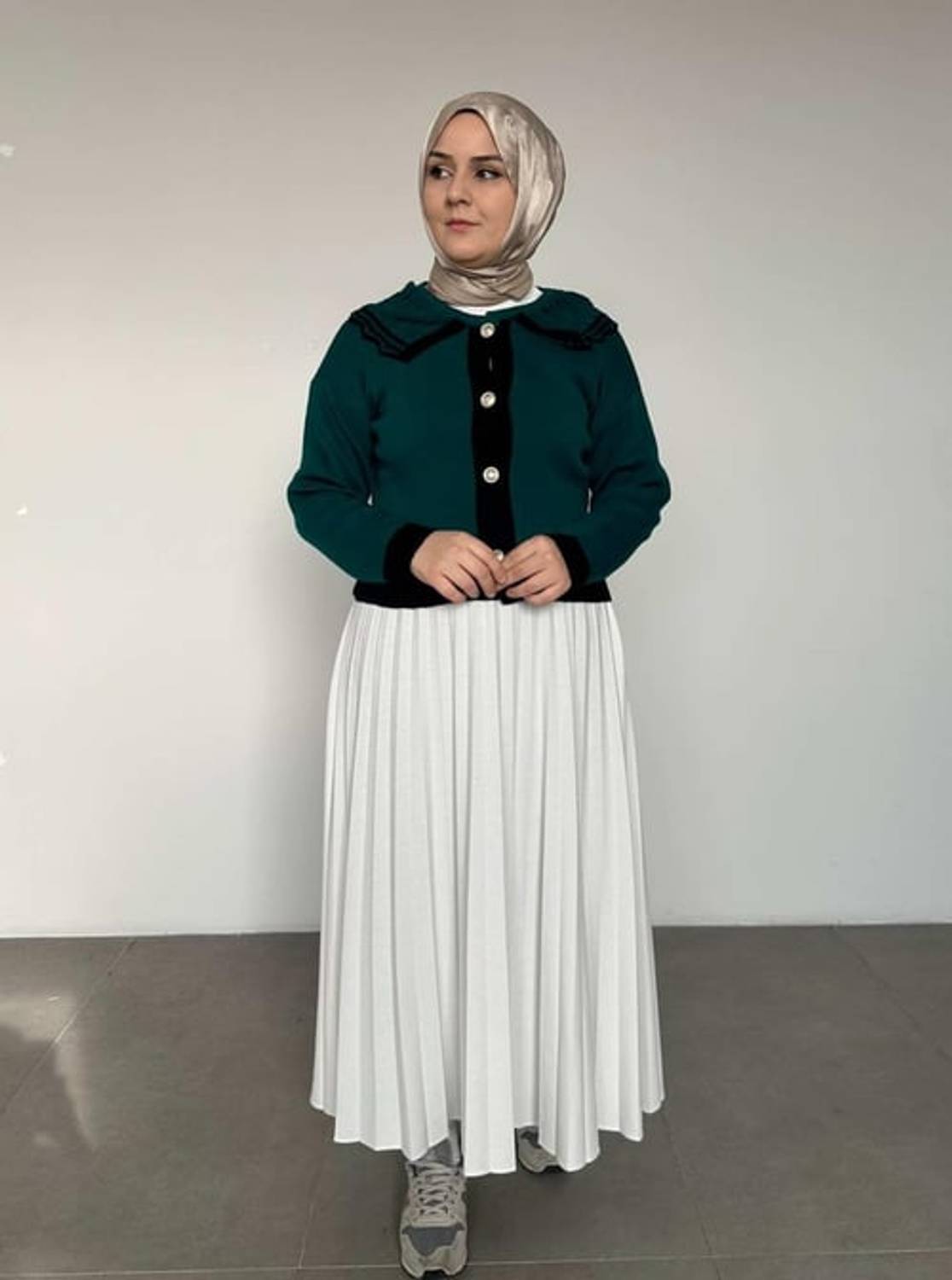 كارديغان قصير بتفاصيل ياقة باللون الأخضر، حجم قياسي