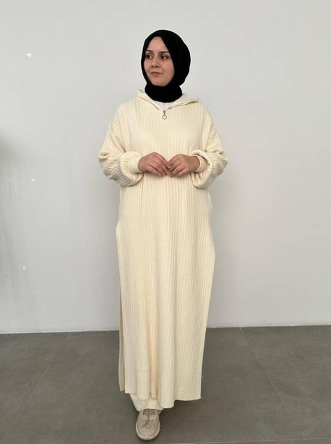 طقم كريم بفتحة سحاب من قماش التريكو بمقاس موحد يناسب حتى 50