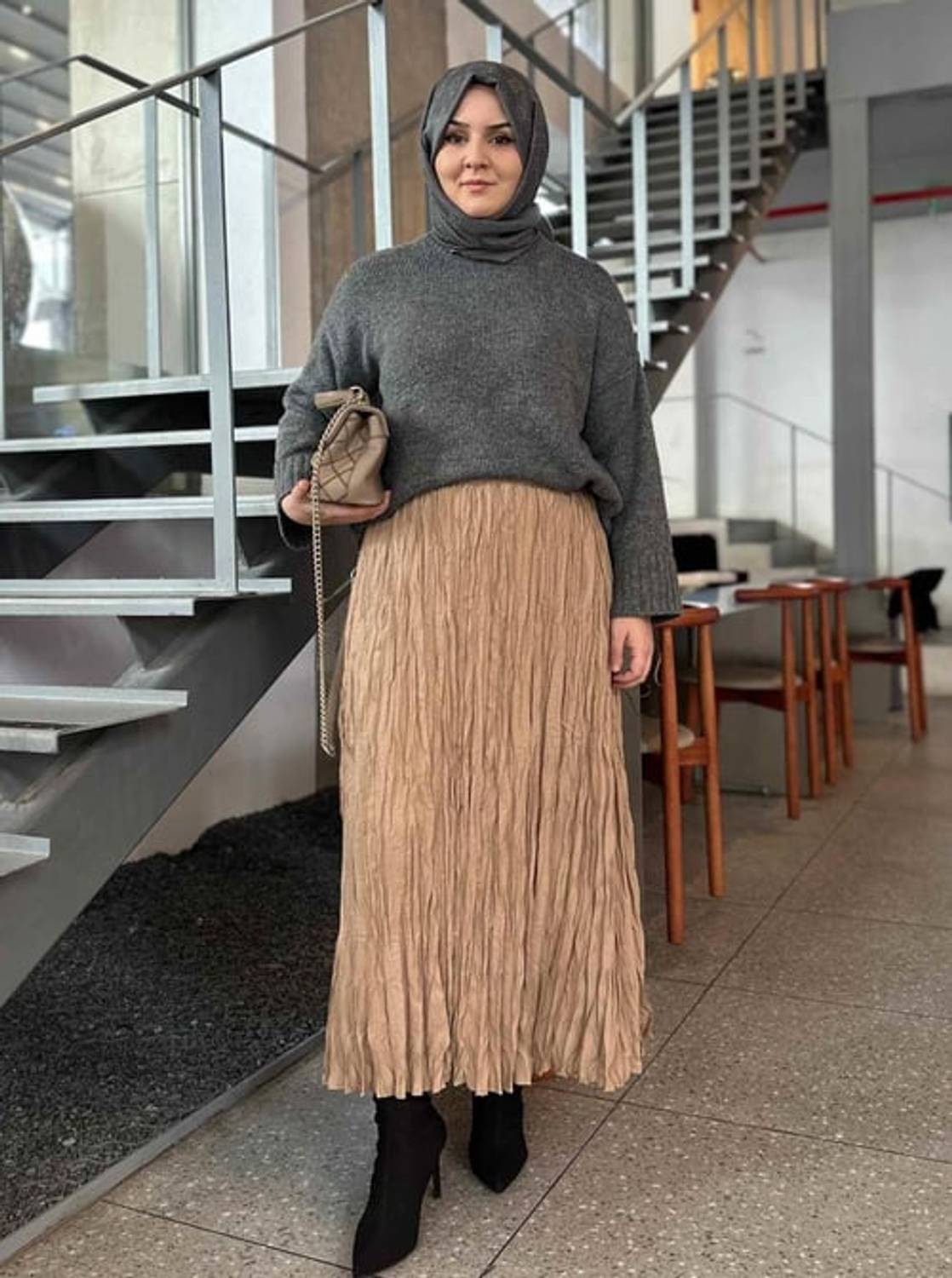 Сукня з сатинової тканини коричневого кольору, 3 розміри, талія 75-80 см, для розмірів 36-52, стильний фасон