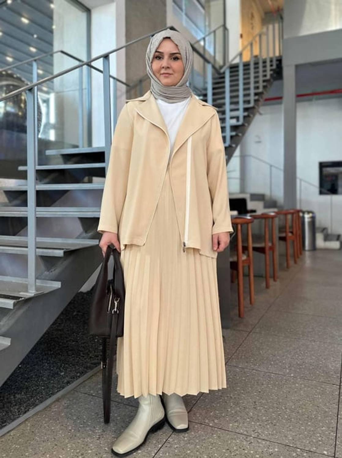 Коричнева кардиган з коротким коміром, 36-52 розміри, стильний креповий матеріал, ідеальний для будь-якого сезону