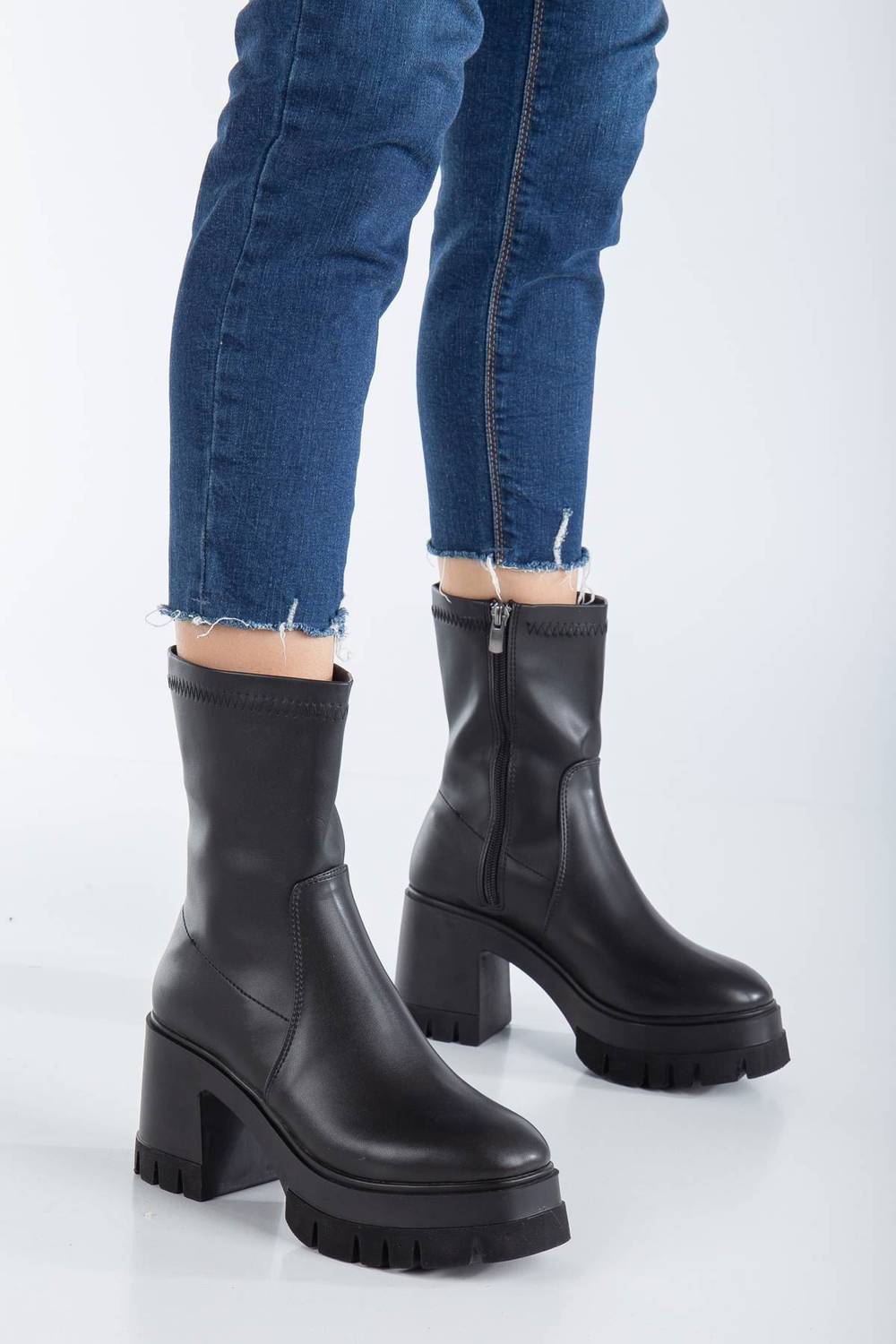 حذاء تشيستر نسائي قابل للتمدد بسحاب جلد أسود