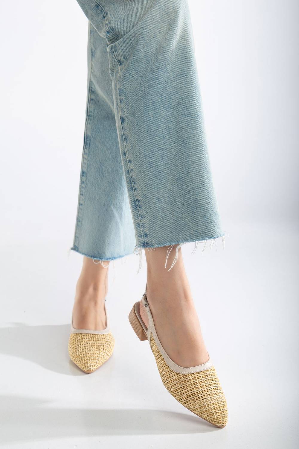 Günlük Kadın Arkası Açık Fiyoklu Sivri Babet TEN Cilt