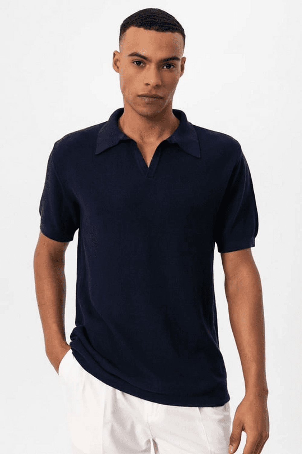 Мужская трикотажная футболка с поло воротником, темно-синяя, стильный и комфортный элемент для повседневного гардероба