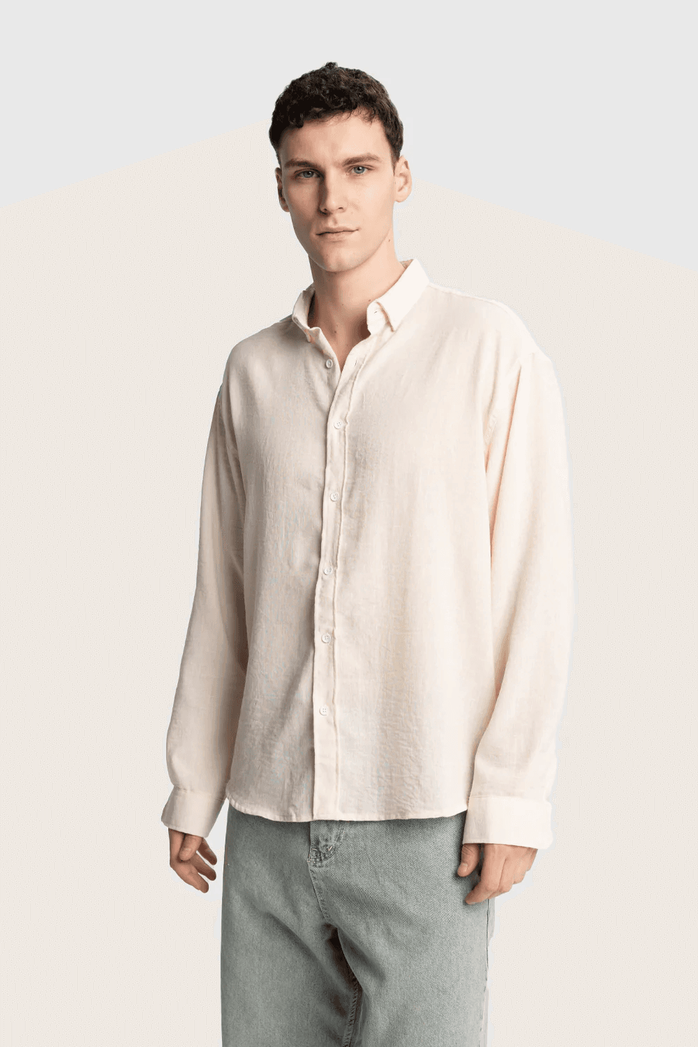Чоловіча оверсайз довгорука лляна сорочка - кремова, з кнопку на комірі, виготовлена зі стійкого до зморшок поліестеру