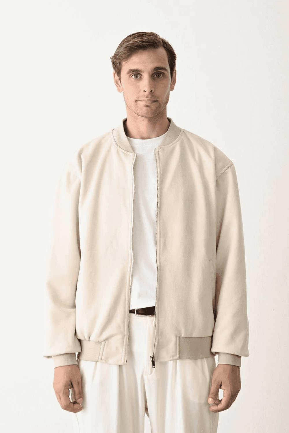 Чоловіча об'ємна куртка-бомбер з замком у кремовому кольорі, моделі з коміром-стійкою