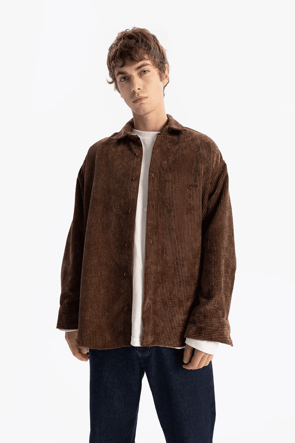 قميص رجالي بفتحة واسعة مصنوعة من المخمل - بني