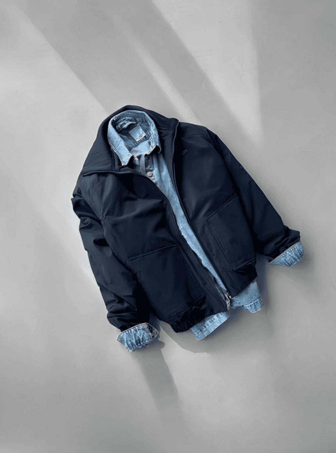 Чоловіча приталена куртка з гелевою подушкою та рифленим коміром - темно-синя, доступна в розмірах S, M, L, XL, XXL