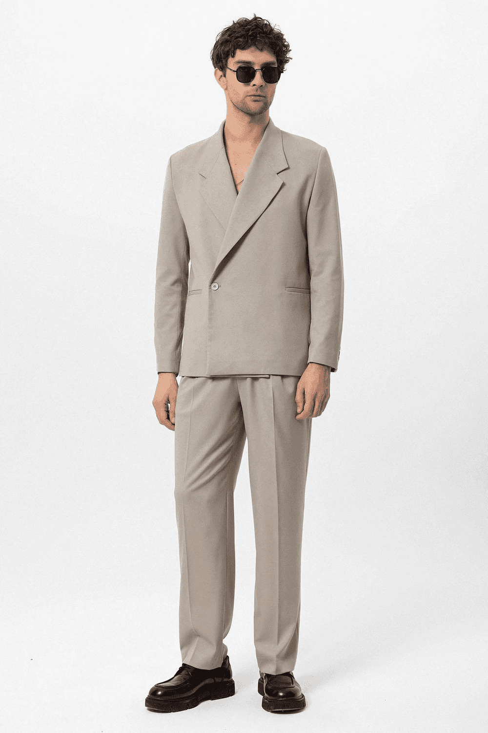 بدلة رجالية واسعة مريحة باللون البيج تحتوي على 62% بوليستر و33% فيسكوز و5% إيلستين تناسب مختلف الأذواق والأماكن